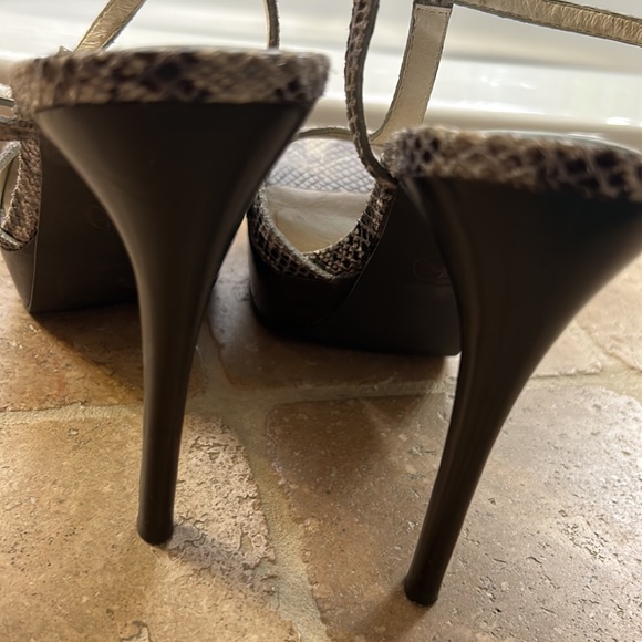 Excellent condition; worn once ; - Picture 3 of 7